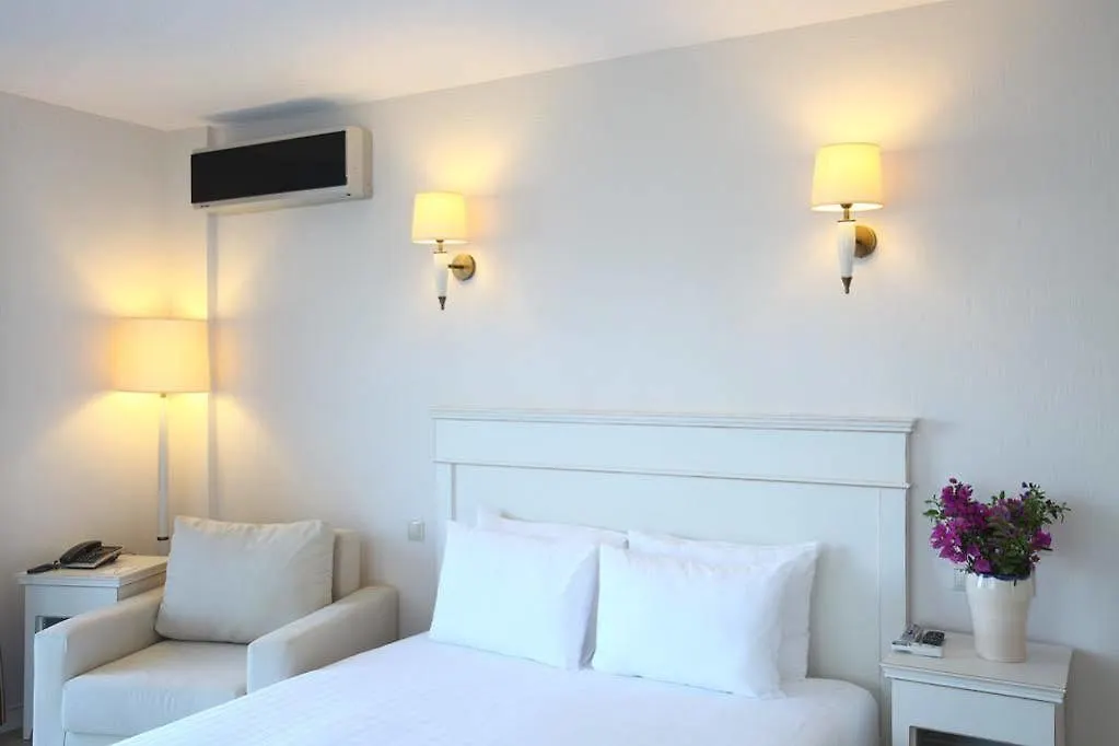 Temenos Luxury Suites Hotel & Spa أورتاكنت