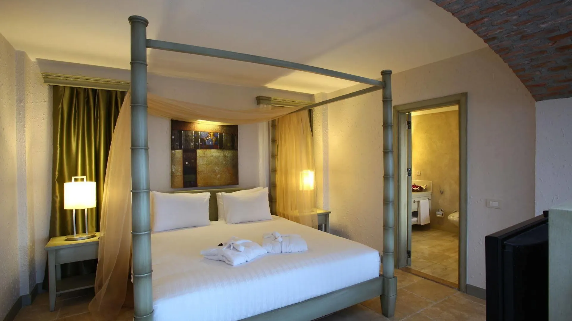 Temenos Luxury Suites Hotel & Spa أورتاكنت